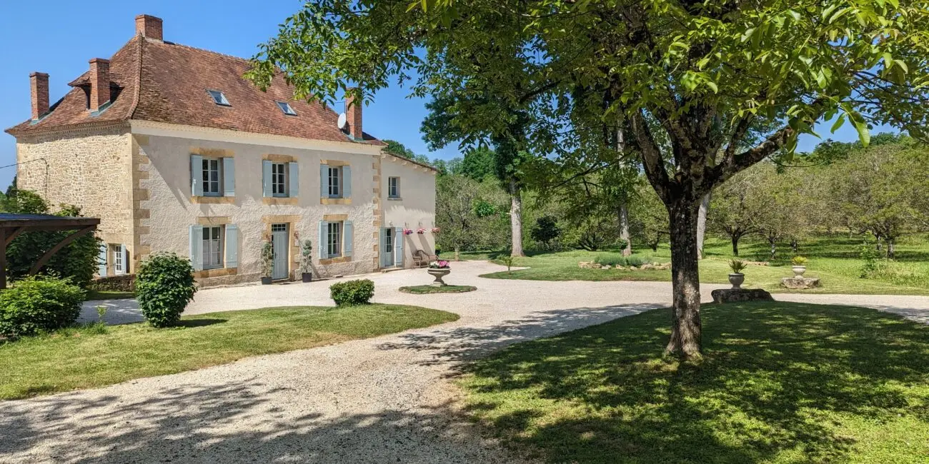 Manoir-dordogne-front-driveway-view