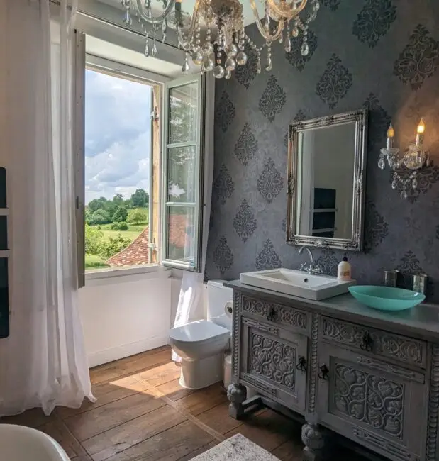 Manoir Dordogne Family Bathroom to Window